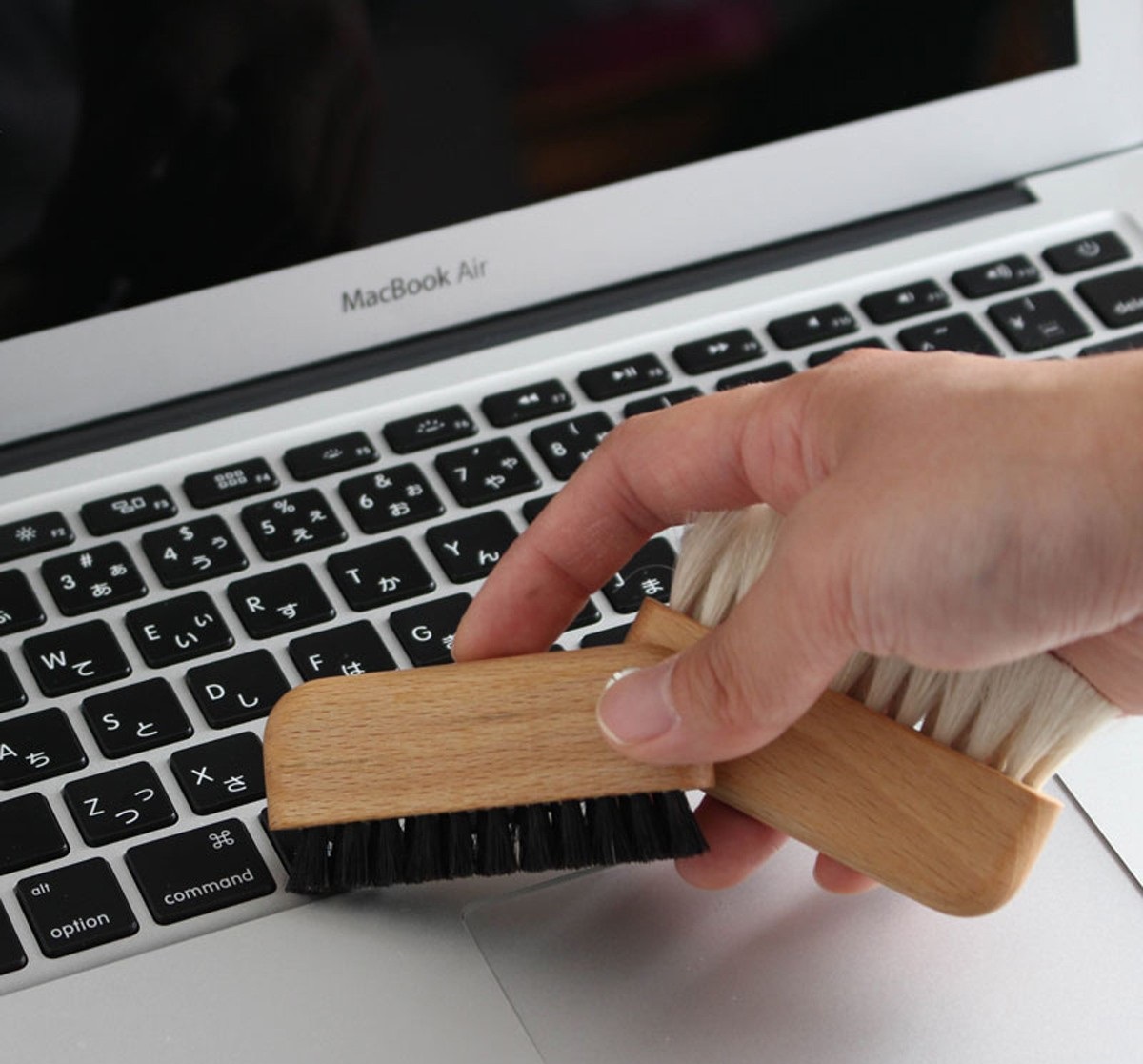 laptop-computer-cleaning-brush